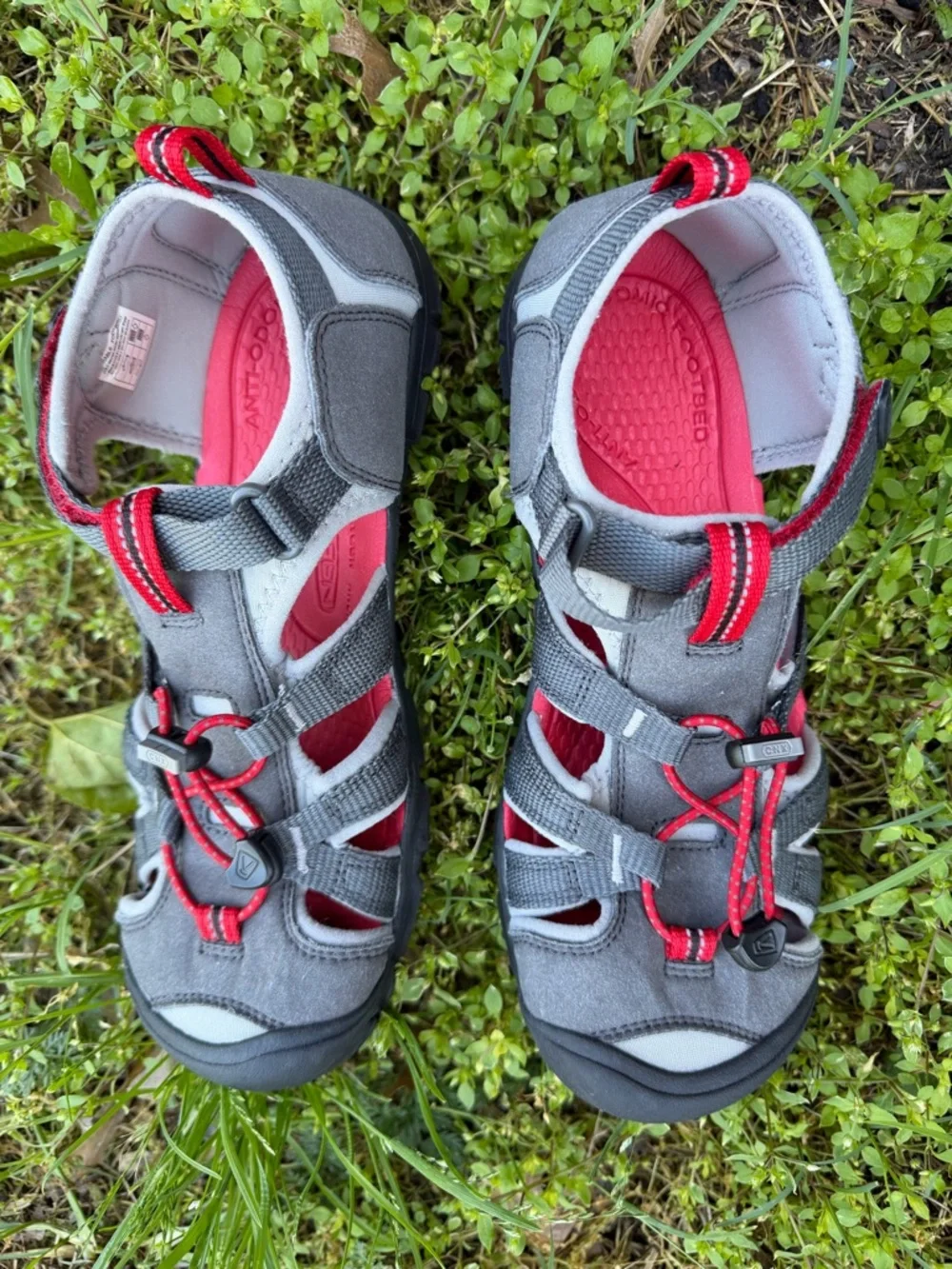 Keen Kids Grey and Red‎ Closed-Toe Outdoor Shoe Sandals Sz-6. NWOB. R